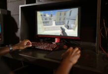 Nowe technologie audio 3D a klimat kultowych shooterów z DOS-a Gracz przy komputerze grający w strzelankę na wydajnym zestawie gamingowym