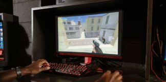 Nowe technologie audio 3D a klimat kultowych shooterów z DOS-a Gracz przy komputerze grający w strzelankę na wydajnym zestawie gamingowym