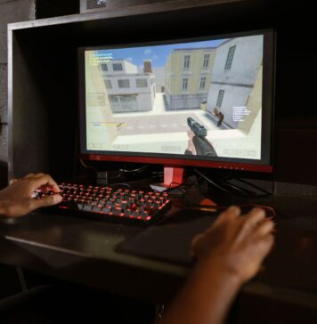 Nowe technologie audio 3D a klimat kultowych shooterów z DOS-a Gracz przy komputerze grający w strzelankę na wydajnym zestawie gamingowym