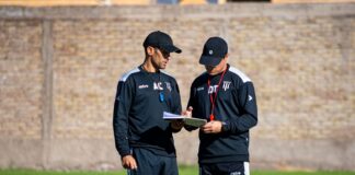 Najlepsze formacje i ustawienia w eFootball oraz EA FC, które poprawią twoją skuteczność w ataku i obronie Dwaj trenerzy piłkarscy omawiają taktykę na boisku w słoneczny dzień