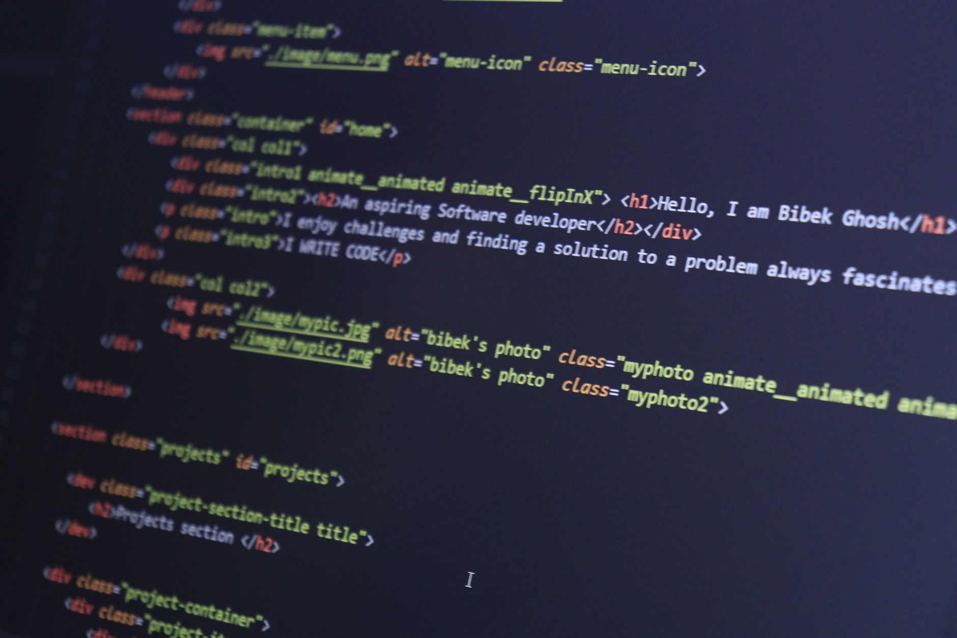 Kolorowy kod HTML na ekranie komputera, programowanie silnika gry