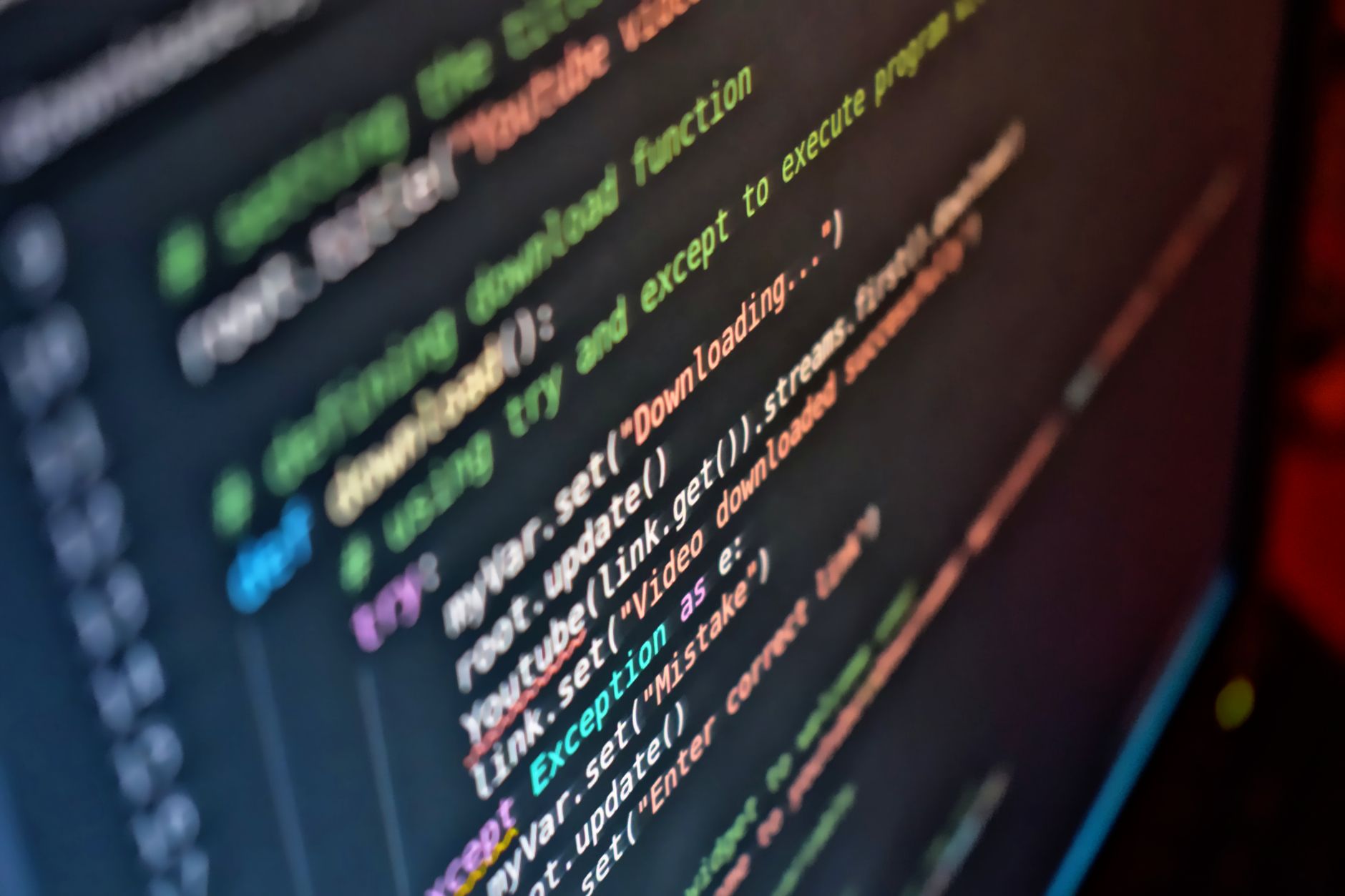 Zbliżenie kodu programistycznego na ekranie komputera