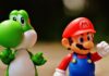 Zbliżenie na figurki Mario i Yoshiego z popularnej serii gier