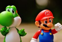 Zbliżenie na figurki Mario i Yoshiego z popularnej serii gier