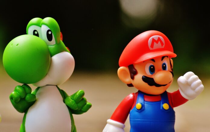 Zbliżenie na figurki Mario i Yoshiego z popularnej serii gier