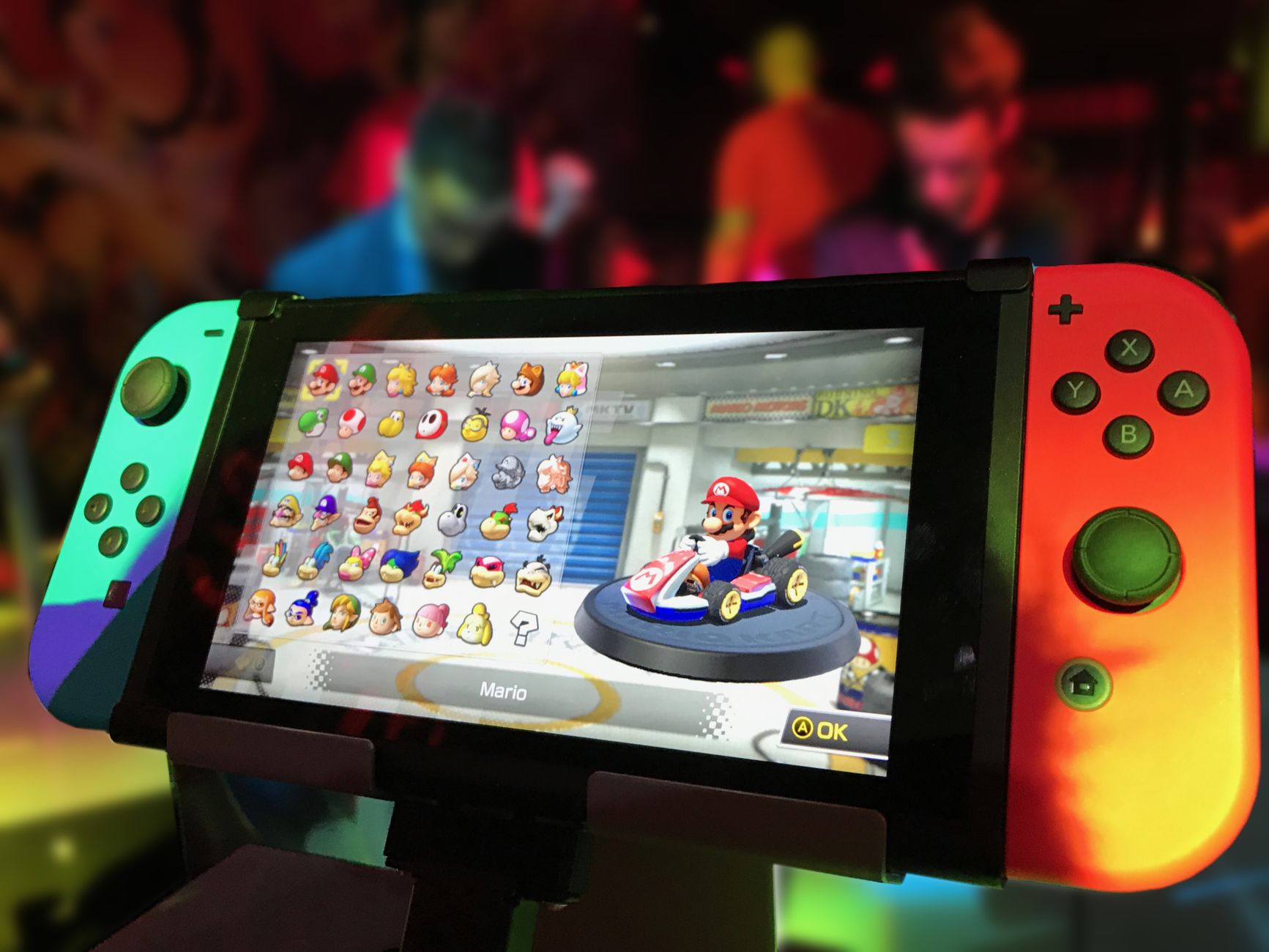 Zbliżenie na Nintendo Switch z ekranem wyboru postaci w Mario Kart