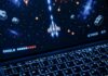 Zaawansowany poradnik do StarCraft: Brood War dla singla Laptop z retro kosmiczną strzelanką, podświetlana klawiatura