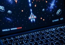 Laptop z retro kosmiczną strzelanką, podświetlana klawiatura