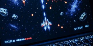 Zaawansowany poradnik do StarCraft: Brood War dla singla Laptop z retro kosmiczną strzelanką, podświetlana klawiatura