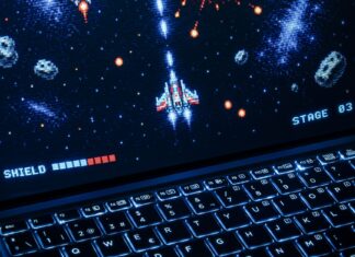 Laptop z retro kosmiczną strzelanką, podświetlana klawiatura