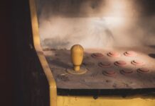 Single‑player w zapomnianych grach MMO, czyli co zostało po wyłączonych serwerach Zakurzony panel sterowania starego automatu arcade z joystickiem i przyciskami