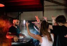 Jak wybrać DJ-a na event firmowy i porównać oferty