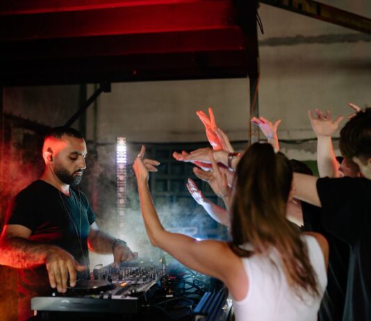 Jak wybrać DJ-a na event firmowy i porównać oferty
