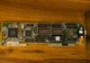 Rewolucja akceleratorów 3dfx Voodoo – jak narodził się rendering 3D na PC Zbliżenie na zabytkową płytkę elektroniczną na drewnianym tle