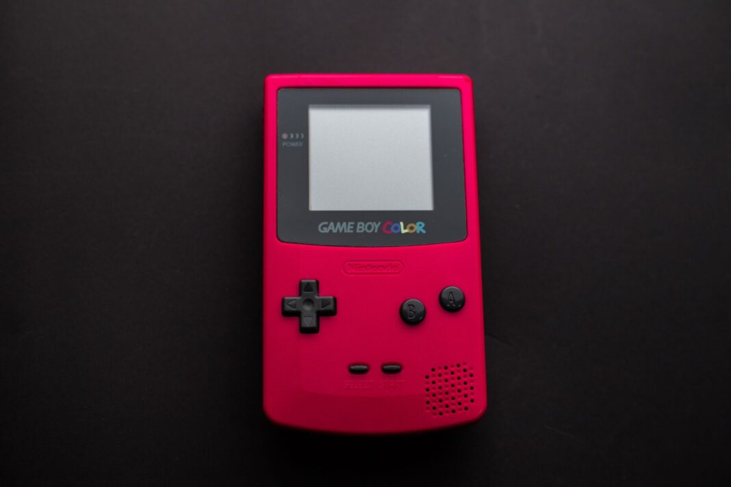 Czerwony Nintendo Game Boy Color na ciemnym tle Czerwony Nintendo Game Boy Color na ciemnym tle